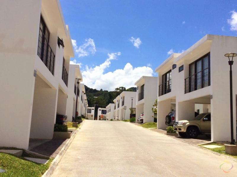 Venta de Casa o Casas, Terrenos, Propiedades, Apartamentos, Inmuebles en Guatemala, zona 11, zona 7, zona 2, zona 18, zona 16, Mixco, Carretera Al Salvador, Fraijanes, Santa Catarina Pinula, Antigua Guatemala, Villa Nueva, Villa Canales, San Miguel Petapa - Venta o Alquiler de Casas En Guatemala