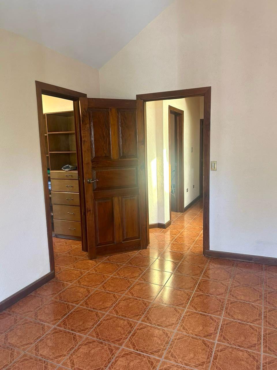 Venta de Casa o Casas, Terrenos, Propiedades, Apartamentos, Inmuebles en Guatemala, zona 11, zona 7, zona 2, zona 18, zona 16, Mixco, Carretera Al Salvador, Fraijanes, Santa Catarina Pinula, Antigua Guatemala, Villa Nueva, Villa Canales, San Miguel Petapa - Venta o Alquiler de Casas En Guatemala