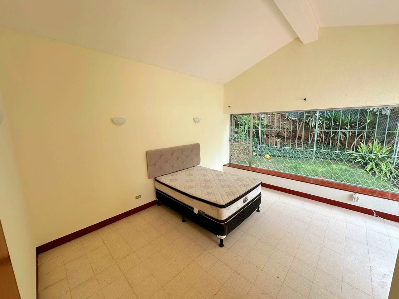 Venta de Casa o Casas, Terrenos, Propiedades, Apartamentos, Inmuebles en Guatemala, zona 11, zona 7, zona 2, zona 18, zona 16, Mixco, Carretera Al Salvador, Fraijanes, Santa Catarina Pinula, Antigua Guatemala, Villa Nueva, Villa Canales, San Miguel Petapa - Venta o Alquiler de Casas En Guatemala