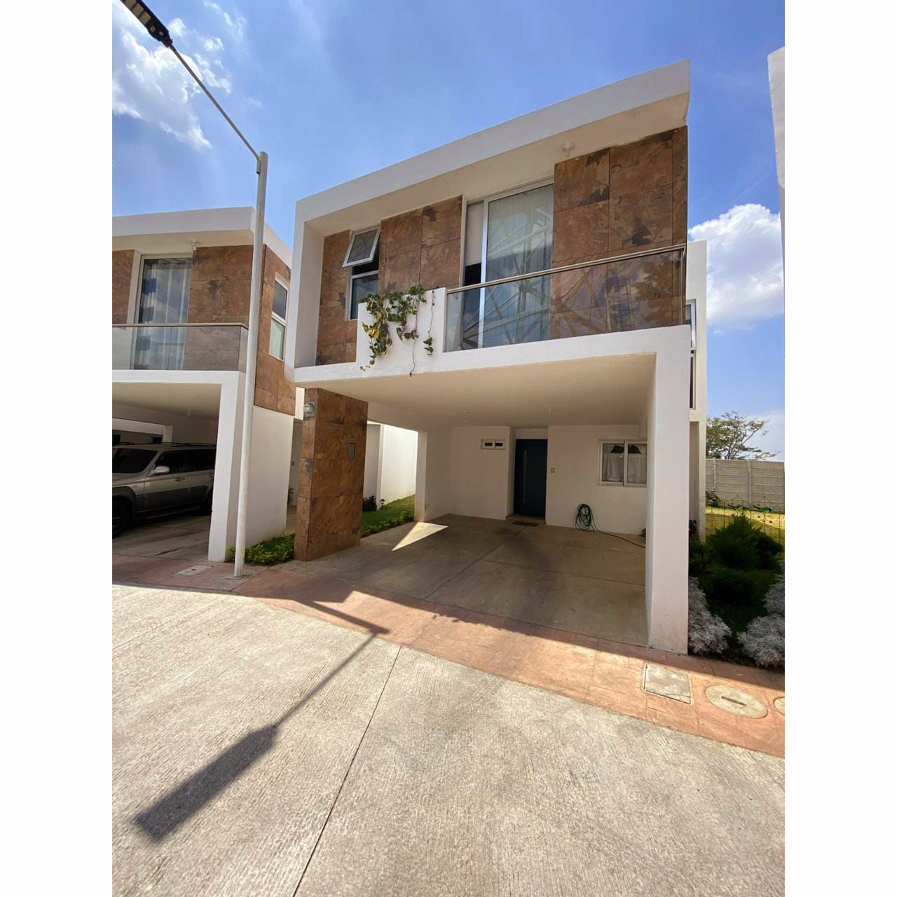 Venta de Casa o Casas, Terrenos, Propiedades, Apartamentos, Inmuebles en Guatemala, zona 11, zona 7, zona 2, zona 18, zona 16, Mixco, Carretera Al Salvador, Fraijanes, Santa Catarina Pinula, Antigua Guatemala, Villa Nueva, Villa Canales, San Miguel Petapa - Venta o Alquiler de Casas En Guatemala