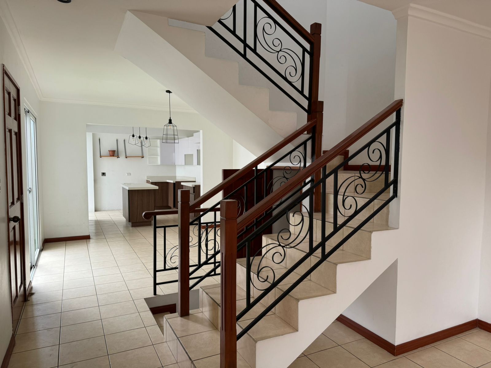 Venta de Casa o Casas, Terrenos, Propiedades, Apartamentos, Inmuebles en Guatemala, zona 11, zona 7, zona 2, zona 18, zona 16, Mixco, Carretera Al Salvador, Fraijanes, Santa Catarina Pinula, Antigua Guatemala, Villa Nueva, Villa Canales, San Miguel Petapa - Venta o Alquiler de Casas En Guatemala