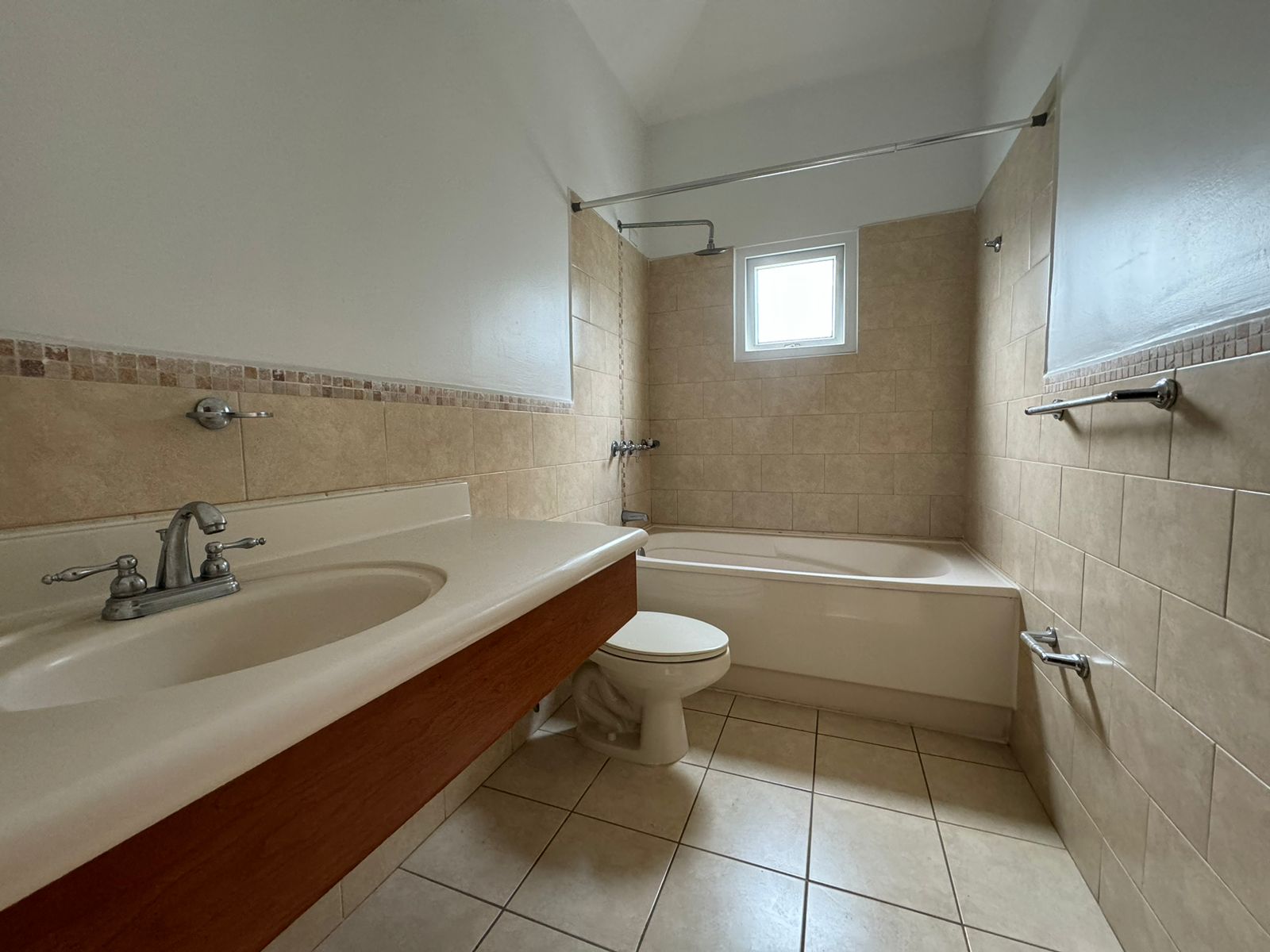 Venta de Casa o Casas, Terrenos, Propiedades, Apartamentos, Inmuebles en Guatemala, zona 11, zona 7, zona 2, zona 18, zona 16, Mixco, Carretera Al Salvador, Fraijanes, Santa Catarina Pinula, Antigua Guatemala, Villa Nueva, Villa Canales, San Miguel Petapa - Venta o Alquiler de Casas En Guatemala