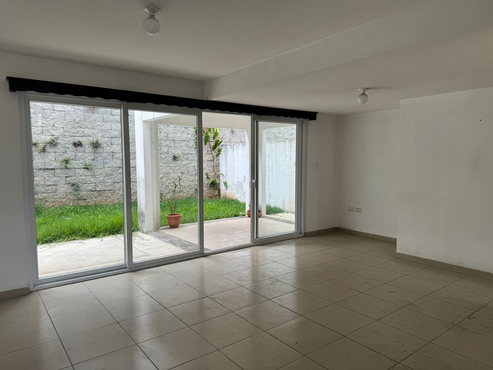 Venta de Casa o Casas, Terrenos, Propiedades, Apartamentos, Inmuebles en Guatemala, zona 11, zona 7, zona 2, zona 18, zona 16, Mixco, Carretera Al Salvador, Fraijanes, Santa Catarina Pinula, Antigua Guatemala, Villa Nueva, Villa Canales, San Miguel Petapa - Venta o Alquiler de Casas En Guatemala