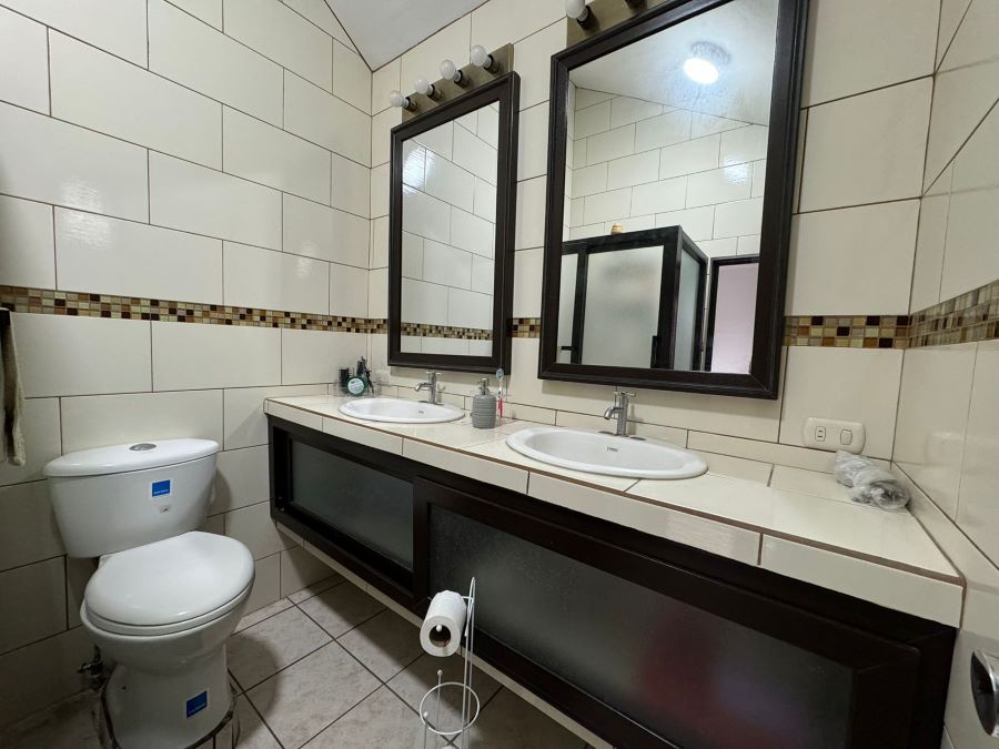 Venta de Casa o Casas, Terrenos, Propiedades, Apartamentos, Inmuebles en Guatemala, zona 11, zona 7, zona 2, zona 18, zona 16, Mixco, Carretera Al Salvador, Fraijanes, Santa Catarina Pinula, Antigua Guatemala, Villa Nueva, Villa Canales, San Miguel Petapa - Venta o Alquiler de Casas En Guatemala