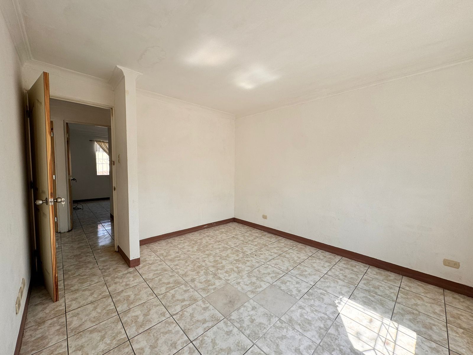 Venta de Casa o Casas, Terrenos, Propiedades, Apartamentos, Inmuebles en Guatemala, zona 11, zona 7, zona 2, zona 18, zona 16, Mixco, Carretera Al Salvador, Fraijanes, Santa Catarina Pinula, Antigua Guatemala, Villa Nueva, Villa Canales, San Miguel Petapa - Venta o Alquiler de Casas En Guatemala