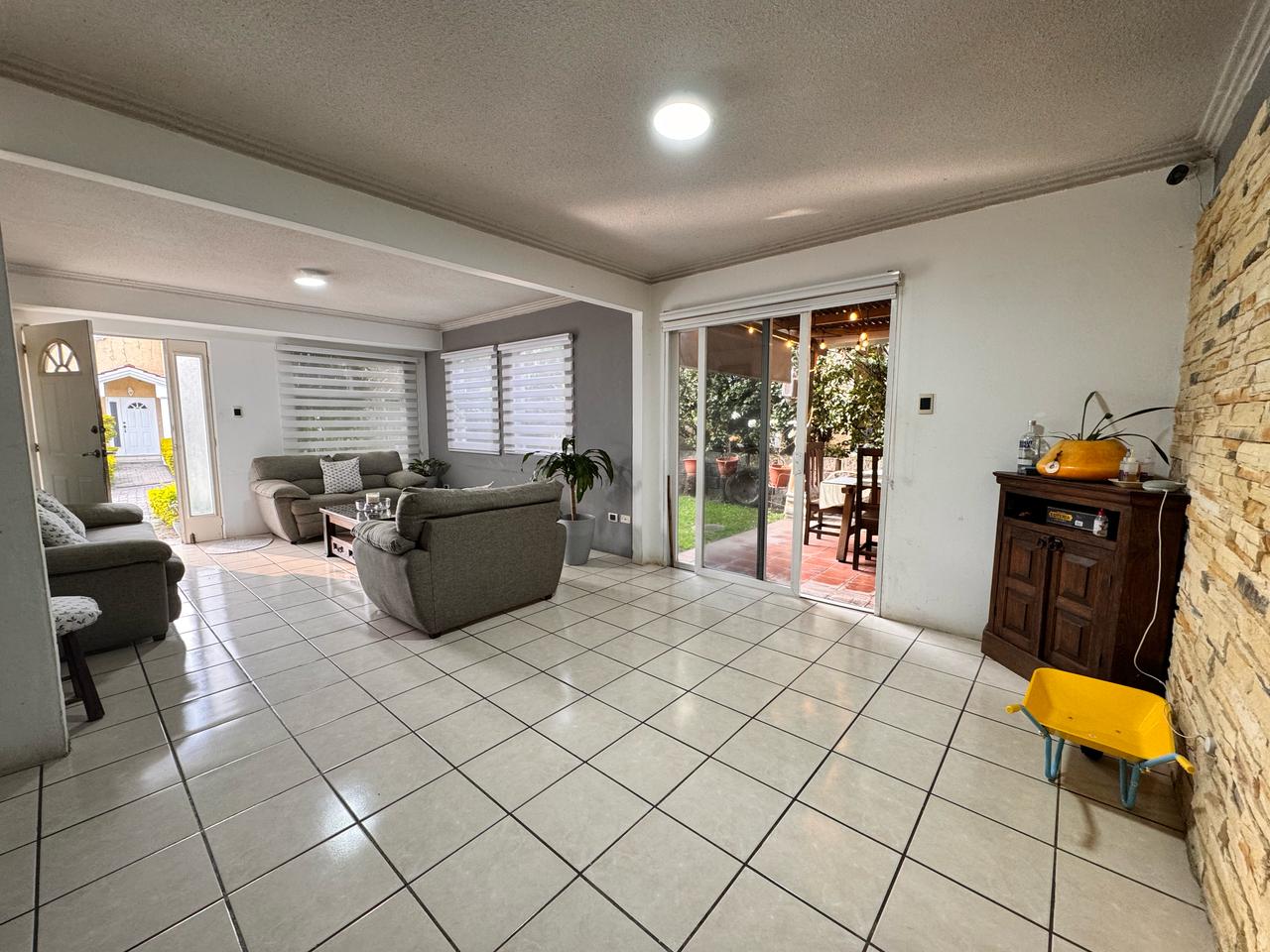 Venta de Casa o Casas, Terrenos, Propiedades, Apartamentos, Inmuebles en Guatemala, zona 11, zona 7, zona 2, zona 18, zona 16, Mixco, Carretera Al Salvador, Fraijanes, Santa Catarina Pinula, Antigua Guatemala, Villa Nueva, Villa Canales, San Miguel Petapa - Venta o Alquiler de Casas En Guatemala