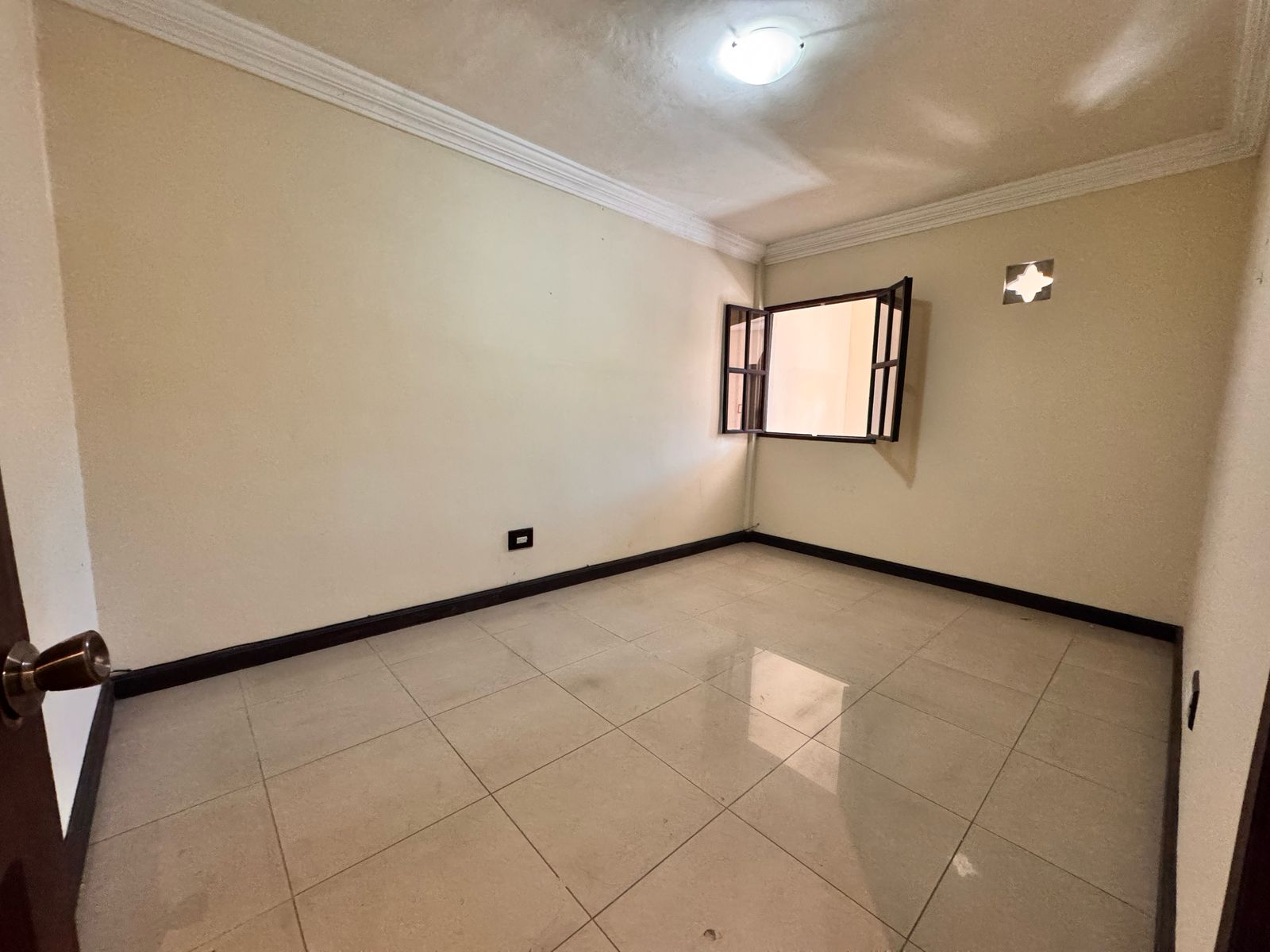 Venta de Casa o Casas, Terrenos, Propiedades, Apartamentos, Inmuebles en Guatemala, zona 11, zona 7, zona 2, zona 18, zona 16, Mixco, Carretera Al Salvador, Fraijanes, Santa Catarina Pinula, Antigua Guatemala, Villa Nueva, Villa Canales, San Miguel Petapa - Venta o Alquiler de Casas En Guatemala