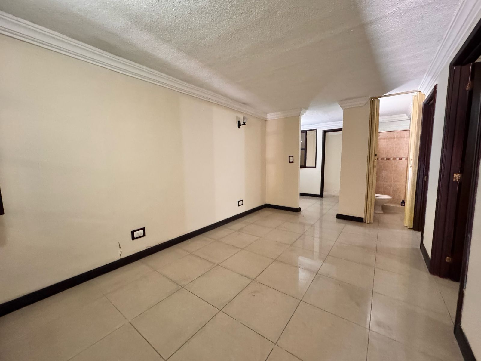 Venta de Casa o Casas, Terrenos, Propiedades, Apartamentos, Inmuebles en Guatemala, zona 11, zona 7, zona 2, zona 18, zona 16, Mixco, Carretera Al Salvador, Fraijanes, Santa Catarina Pinula, Antigua Guatemala, Villa Nueva, Villa Canales, San Miguel Petapa - Venta o Alquiler de Casas En Guatemala