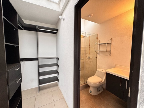 Venta de Casa o Casas, Terrenos, Propiedades, Apartamentos, Inmuebles en Guatemala, zona 11, zona 7, zona 2, zona 18, zona 16, Mixco, Carretera Al Salvador, Fraijanes, Santa Catarina Pinula, Antigua Guatemala, Villa Nueva, Villa Canales, San Miguel Petapa - Venta o Alquiler de Casas En Guatemala