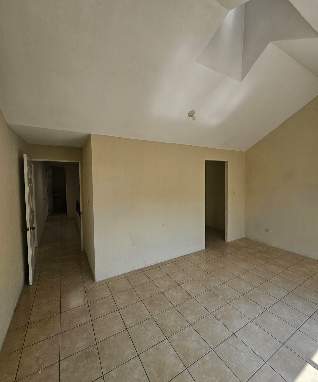 Venta de Casa o Casas, Terrenos, Propiedades, Apartamentos, Inmuebles en Guatemala, zona 11, zona 7, zona 2, zona 18, zona 16, Mixco, Carretera Al Salvador, Fraijanes, Santa Catarina Pinula, Antigua Guatemala, Villa Nueva, Villa Canales, San Miguel Petapa - Venta o Alquiler de Casas En Guatemala