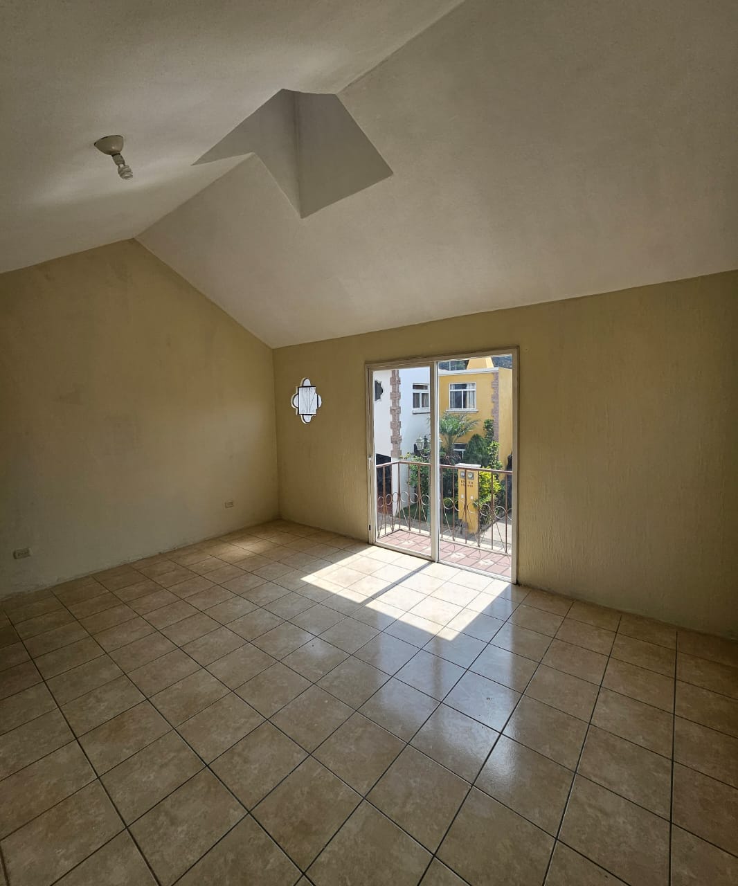 Venta de Casa o Casas, Terrenos, Propiedades, Apartamentos, Inmuebles en Guatemala, zona 11, zona 7, zona 2, zona 18, zona 16, Mixco, Carretera Al Salvador, Fraijanes, Santa Catarina Pinula, Antigua Guatemala, Villa Nueva, Villa Canales, San Miguel Petapa - Venta o Alquiler de Casas En Guatemala