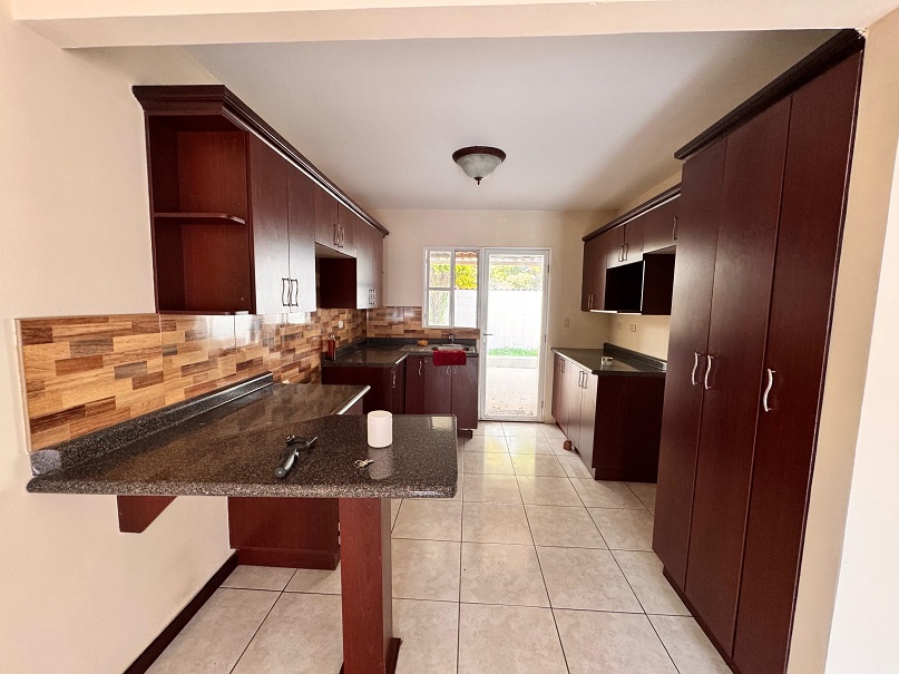 Venta de Casa o Casas, Terrenos, Propiedades, Apartamentos, Inmuebles en Guatemala, zona 11, zona 7, zona 2, zona 18, zona 16, Mixco, Carretera Al Salvador, Fraijanes, Santa Catarina Pinula, Antigua Guatemala, Villa Nueva, Villa Canales, San Miguel Petapa - Venta o Alquiler de Casas En Guatemala