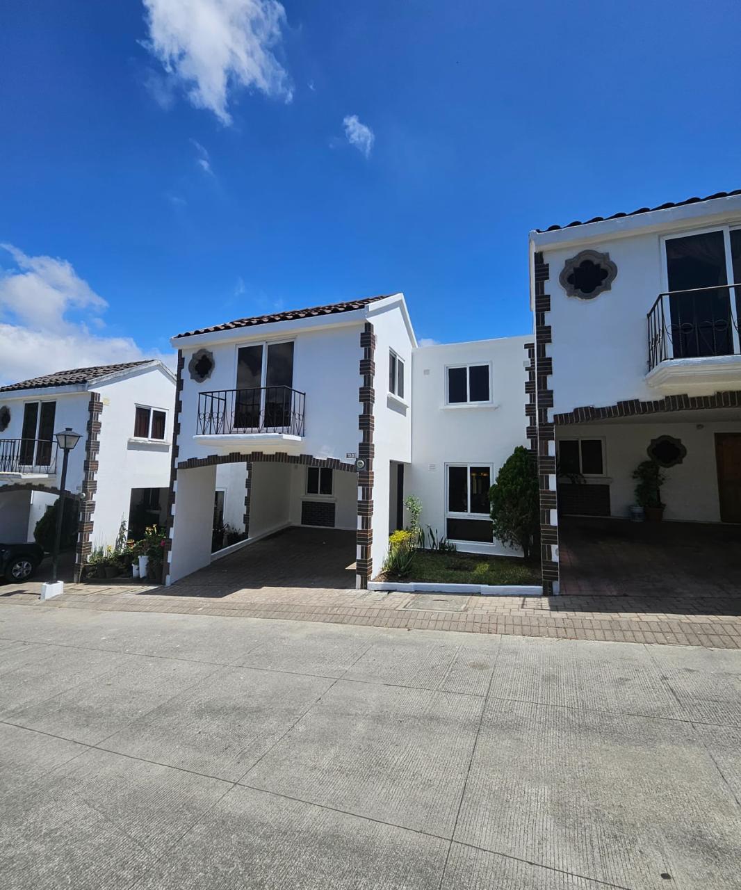 Venta de Casa o Casas, Terrenos, Propiedades, Apartamentos, Inmuebles en Guatemala, zona 11, zona 7, zona 2, zona 18, zona 16, Mixco, Carretera Al Salvador, Fraijanes, Santa Catarina Pinula, Antigua Guatemala, Villa Nueva, Villa Canales, San Miguel Petapa - Venta o Alquiler de Casas En Guatemala