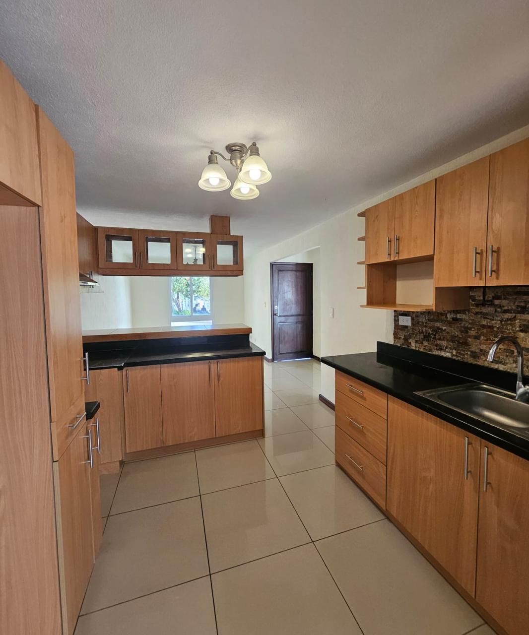 Venta de Casa o Casas, Terrenos, Propiedades, Apartamentos, Inmuebles en Guatemala, zona 11, zona 7, zona 2, zona 18, zona 16, Mixco, Carretera Al Salvador, Fraijanes, Santa Catarina Pinula, Antigua Guatemala, Villa Nueva, Villa Canales, San Miguel Petapa - Venta o Alquiler de Casas En Guatemala