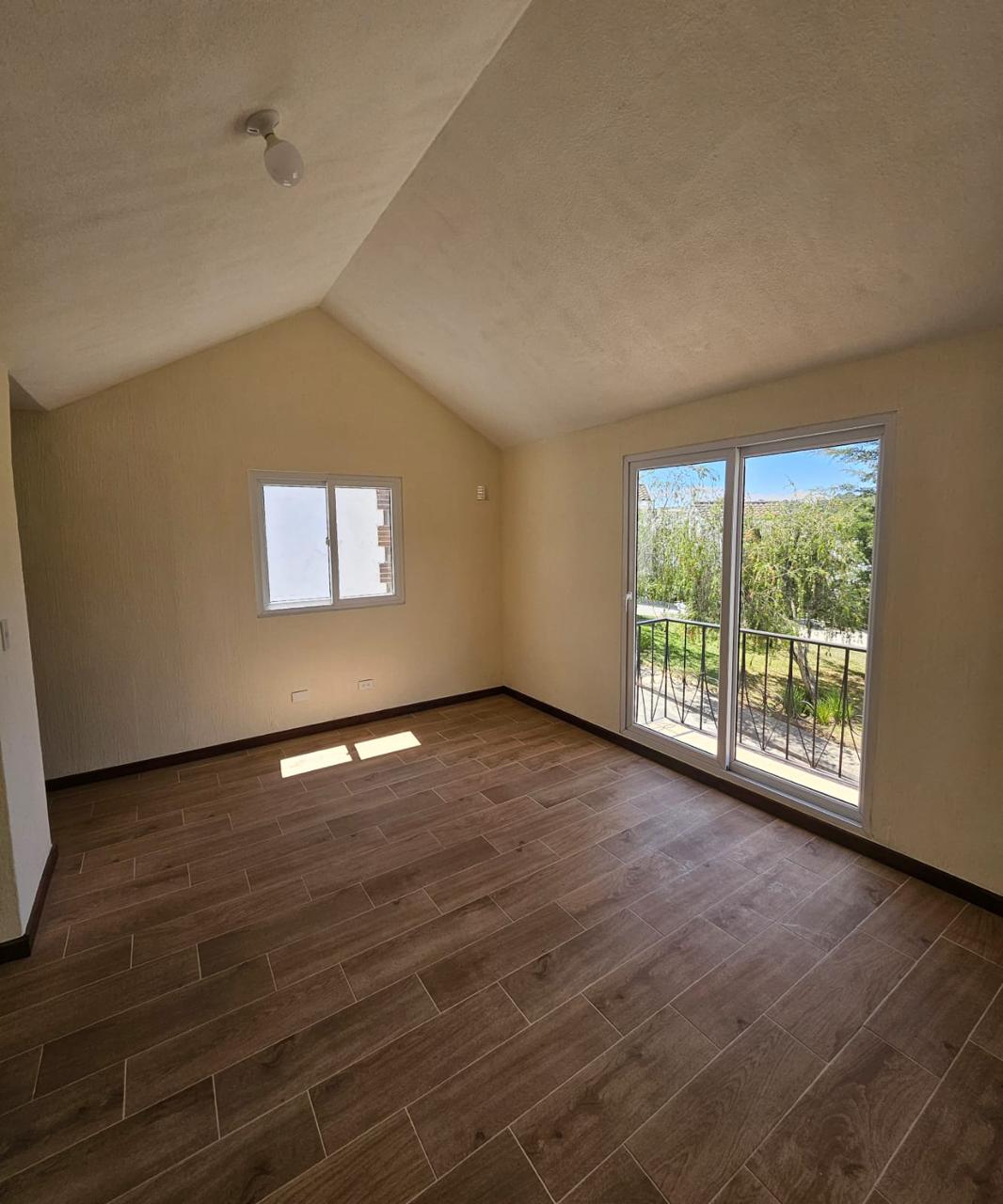 Venta de Casa o Casas, Terrenos, Propiedades, Apartamentos, Inmuebles en Guatemala, zona 11, zona 7, zona 2, zona 18, zona 16, Mixco, Carretera Al Salvador, Fraijanes, Santa Catarina Pinula, Antigua Guatemala, Villa Nueva, Villa Canales, San Miguel Petapa - Venta o Alquiler de Casas En Guatemala