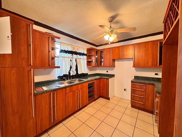 Venta de Casa o Casas, Terrenos, Propiedades, Apartamentos, Inmuebles en Guatemala, zona 11, zona 7, zona 2, zona 18, zona 16, Mixco, Carretera Al Salvador, Fraijanes, Santa Catarina Pinula, Antigua Guatemala, Villa Nueva, Villa Canales, San Miguel Petapa - Venta o Alquiler de Casas En Guatemala