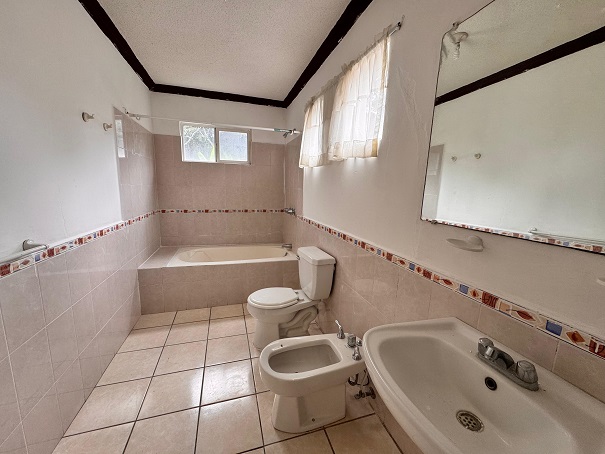 Venta de Casa o Casas, Terrenos, Propiedades, Apartamentos, Inmuebles en Guatemala, zona 11, zona 7, zona 2, zona 18, zona 16, Mixco, Carretera Al Salvador, Fraijanes, Santa Catarina Pinula, Antigua Guatemala, Villa Nueva, Villa Canales, San Miguel Petapa - Venta o Alquiler de Casas En Guatemala