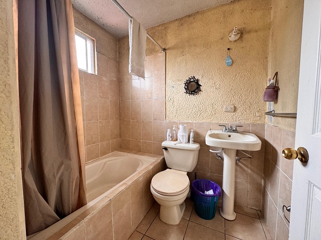 Venta de Casa o Casas, Terrenos, Propiedades, Apartamentos, Inmuebles en Guatemala, zona 11, zona 7, zona 2, zona 18, zona 16, Mixco, Carretera Al Salvador, Fraijanes, Santa Catarina Pinula, Antigua Guatemala, Villa Nueva, Villa Canales, San Miguel Petapa - Venta o Alquiler de Casas En Guatemala