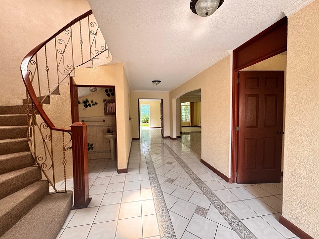 Venta de Casa o Casas, Terrenos, Propiedades, Apartamentos, Inmuebles en Guatemala, zona 11, zona 7, zona 2, zona 18, zona 16, Mixco, Carretera Al Salvador, Fraijanes, Santa Catarina Pinula, Antigua Guatemala, Villa Nueva, Villa Canales, San Miguel Petapa - Venta o Alquiler de Casas En Guatemala