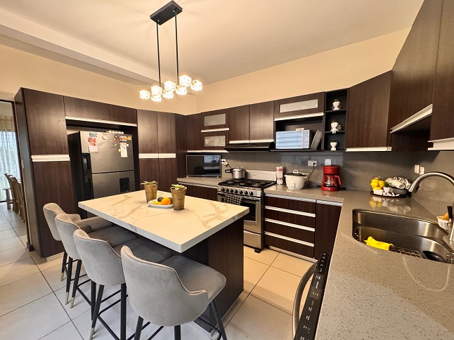 Venta de Casa o Casas, Terrenos, Propiedades, Apartamentos, Inmuebles en Guatemala, zona 11, zona 7, zona 2, zona 18, zona 16, Mixco, Carretera Al Salvador, Fraijanes, Santa Catarina Pinula, Antigua Guatemala, Villa Nueva, Villa Canales, San Miguel Petapa - Venta o Alquiler de Casas En Guatemala