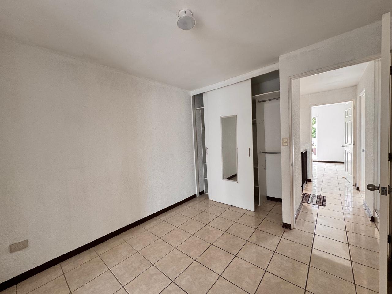 Venta de Casa o Casas, Terrenos, Propiedades, Apartamentos, Inmuebles en Guatemala, zona 11, zona 7, zona 2, zona 18, zona 16, Mixco, Carretera Al Salvador, Fraijanes, Santa Catarina Pinula, Antigua Guatemala, Villa Nueva, Villa Canales, San Miguel Petapa - Venta o Alquiler de Casas En Guatemala