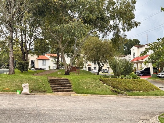 Venta de Casa o Casas, Terrenos, Propiedades, Apartamentos, Inmuebles en Guatemala, zona 11, zona 7, zona 2, zona 18, zona 16, Mixco, Carretera Al Salvador, Fraijanes, Santa Catarina Pinula, Antigua Guatemala, Villa Nueva, Villa Canales, San Miguel Petapa - Venta o Alquiler de Casas En Guatemala