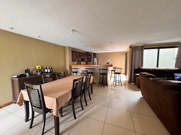 Venta de Casa o Casas, Terrenos, Propiedades, Apartamentos, Inmuebles en Guatemala, zona 11, zona 7, zona 2, zona 18, zona 16, Mixco, Carretera Al Salvador, Fraijanes, Santa Catarina Pinula, Antigua Guatemala, Villa Nueva, Villa Canales, San Miguel Petapa - Venta o Alquiler de Casas En Guatemala