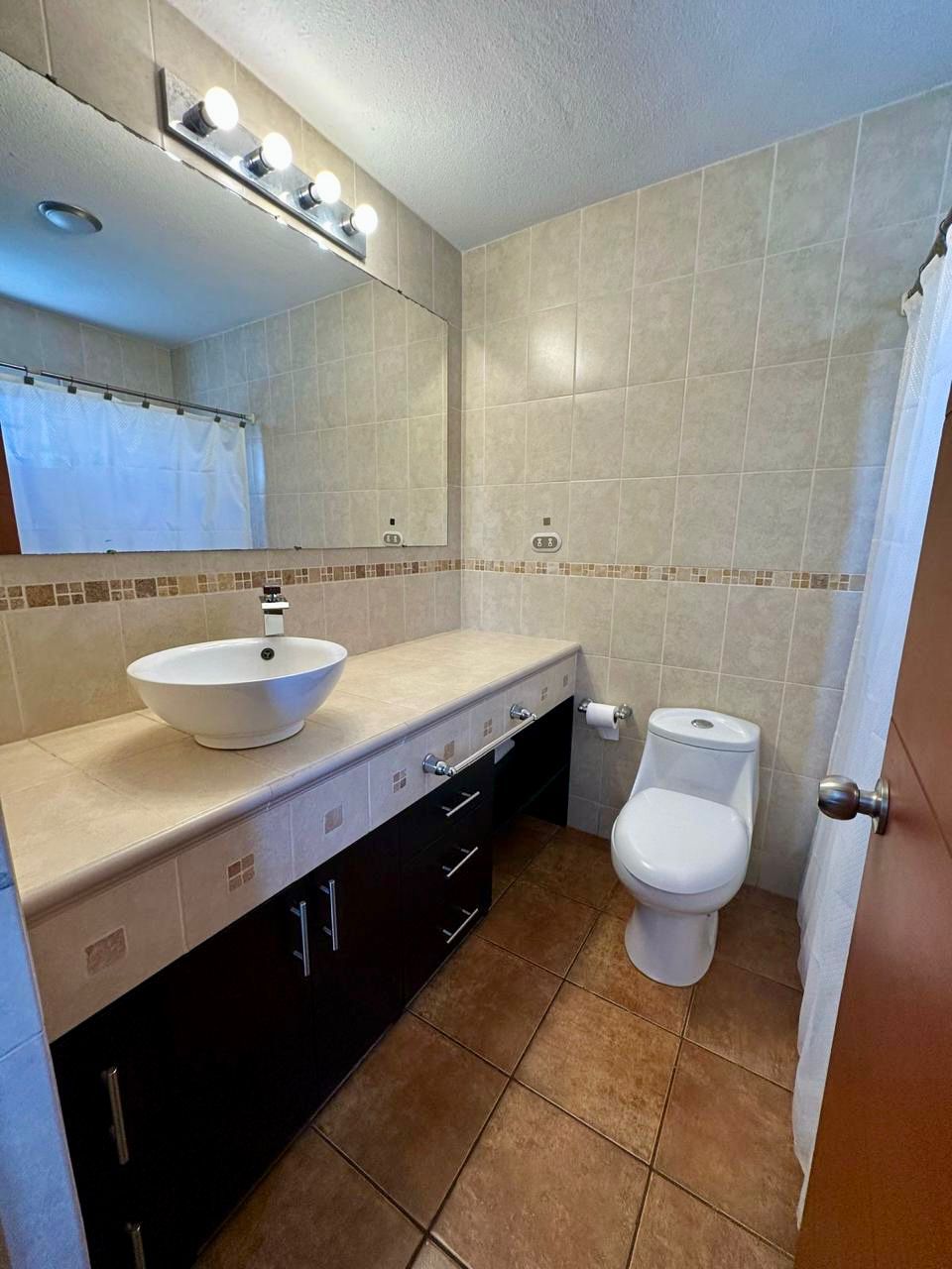 Venta de Casa o Casas, Terrenos, Propiedades, Apartamentos, Inmuebles en Guatemala, zona 11, zona 7, zona 2, zona 18, zona 16, Mixco, Carretera Al Salvador, Fraijanes, Santa Catarina Pinula, Antigua Guatemala, Villa Nueva, Villa Canales, San Miguel Petapa - Venta o Alquiler de Casas En Guatemala