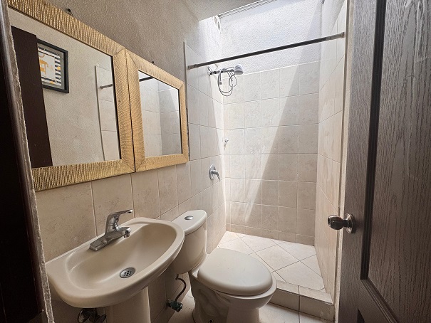 Venta de Casa o Casas, Terrenos, Propiedades, Apartamentos, Inmuebles en Guatemala, zona 11, zona 7, zona 2, zona 18, zona 16, Mixco, Carretera Al Salvador, Fraijanes, Santa Catarina Pinula, Antigua Guatemala, Villa Nueva, Villa Canales, San Miguel Petapa - Venta o Alquiler de Casas En Guatemala