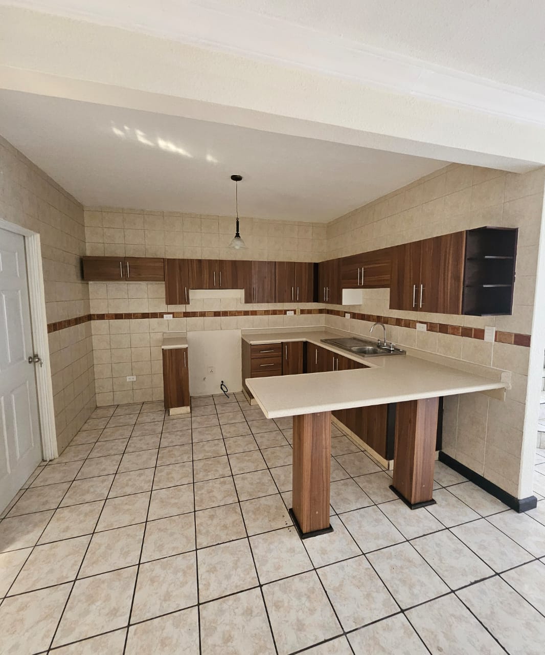 Venta de Casa o Casas, Terrenos, Propiedades, Apartamentos, Inmuebles en Guatemala, zona 11, zona 7, zona 2, zona 18, zona 16, Mixco, Carretera Al Salvador, Fraijanes, Santa Catarina Pinula, Antigua Guatemala, Villa Nueva, Villa Canales, San Miguel Petapa - Venta o Alquiler de Casas En Guatemala