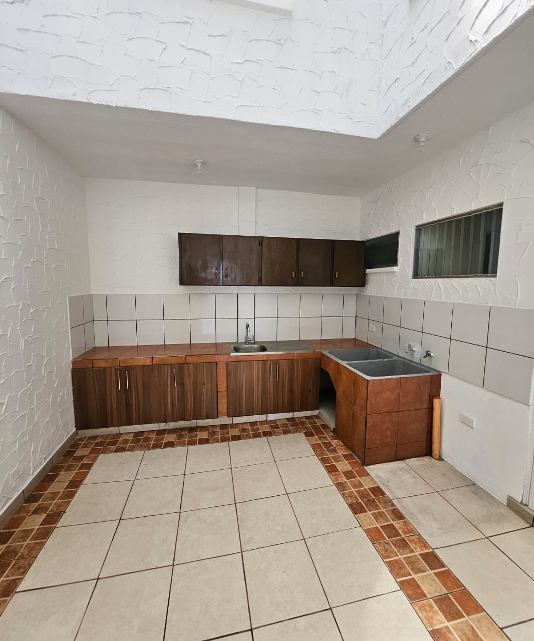 Venta de Casa o Casas, Terrenos, Propiedades, Apartamentos, Inmuebles en Guatemala, zona 11, zona 7, zona 2, zona 18, zona 16, Mixco, Carretera Al Salvador, Fraijanes, Santa Catarina Pinula, Antigua Guatemala, Villa Nueva, Villa Canales, San Miguel Petapa - Venta o Alquiler de Casas En Guatemala