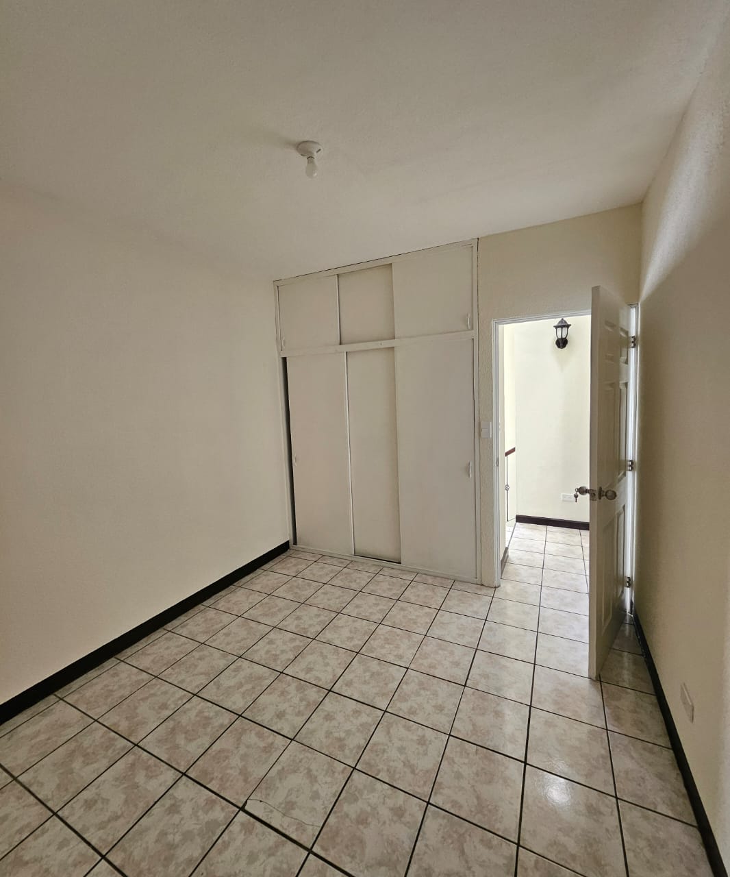 Venta de Casa o Casas, Terrenos, Propiedades, Apartamentos, Inmuebles en Guatemala, zona 11, zona 7, zona 2, zona 18, zona 16, Mixco, Carretera Al Salvador, Fraijanes, Santa Catarina Pinula, Antigua Guatemala, Villa Nueva, Villa Canales, San Miguel Petapa - Venta o Alquiler de Casas En Guatemala