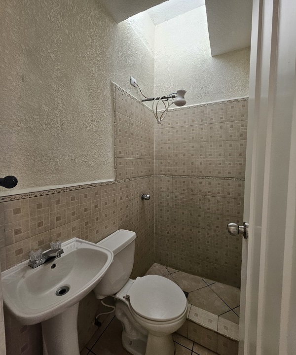 Venta de Casa o Casas, Terrenos, Propiedades, Apartamentos, Inmuebles en Guatemala, zona 11, zona 7, zona 2, zona 18, zona 16, Mixco, Carretera Al Salvador, Fraijanes, Santa Catarina Pinula, Antigua Guatemala, Villa Nueva, Villa Canales, San Miguel Petapa - Venta o Alquiler de Casas En Guatemala