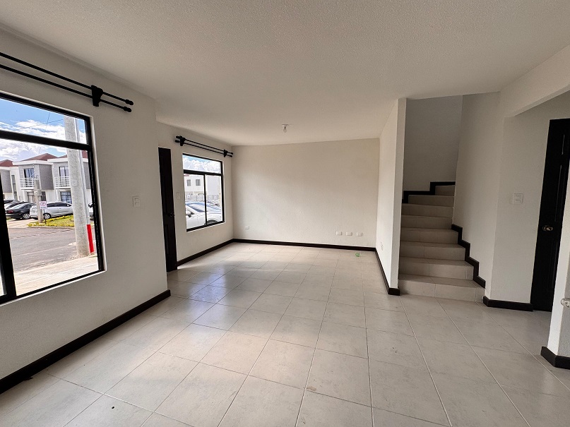 Venta de Casa o Casas, Terrenos, Propiedades, Apartamentos, Inmuebles en Guatemala, zona 11, zona 7, zona 2, zona 18, zona 16, Mixco, Carretera Al Salvador, Fraijanes, Santa Catarina Pinula, Antigua Guatemala, Villa Nueva, Villa Canales, San Miguel Petapa - Venta o Alquiler de Casas En Guatemala