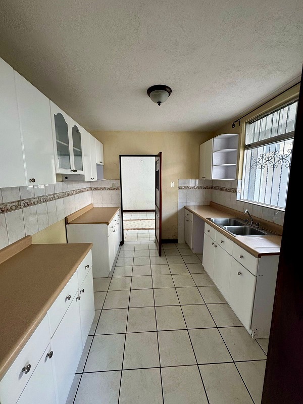 Venta de Casa o Casas, Terrenos, Propiedades, Apartamentos, Inmuebles en Guatemala, zona 11, zona 7, zona 2, zona 18, zona 16, Mixco, Carretera Al Salvador, Fraijanes, Santa Catarina Pinula, Antigua Guatemala, Villa Nueva, Villa Canales, San Miguel Petapa - Venta o Alquiler de Casas En Guatemala