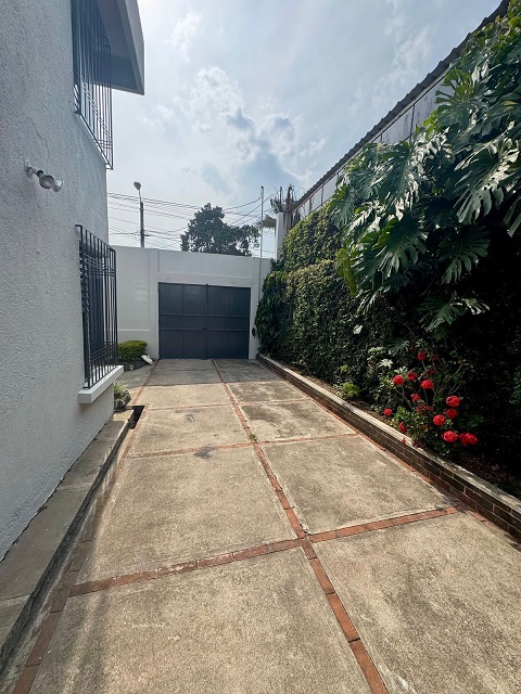 Venta de Casa o Casas, Terrenos, Propiedades, Apartamentos, Inmuebles en Guatemala, zona 11, zona 7, zona 2, zona 18, zona 16, Mixco, Carretera Al Salvador, Fraijanes, Santa Catarina Pinula, Antigua Guatemala, Villa Nueva, Villa Canales, San Miguel Petapa - Venta o Alquiler de Casas En Guatemala