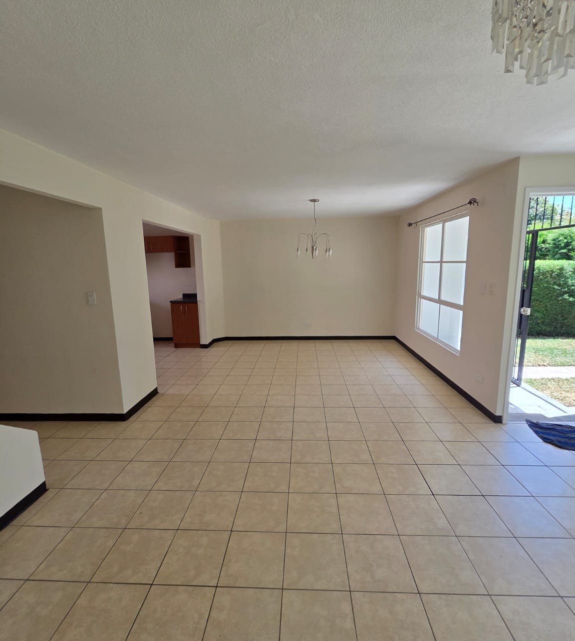 Venta de Casa o Casas, Terrenos, Propiedades, Apartamentos, Inmuebles en Guatemala, zona 11, zona 7, zona 2, zona 18, zona 16, Mixco, Carretera Al Salvador, Fraijanes, Santa Catarina Pinula, Antigua Guatemala, Villa Nueva, Villa Canales, San Miguel Petapa - Venta o Alquiler de Casas En Guatemala