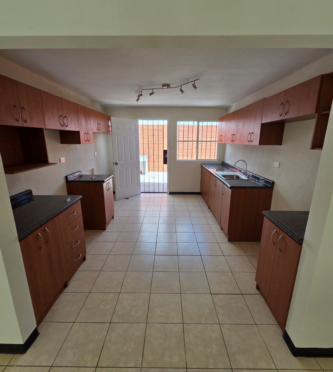 Venta de Casa o Casas, Terrenos, Propiedades, Apartamentos, Inmuebles en Guatemala, zona 11, zona 7, zona 2, zona 18, zona 16, Mixco, Carretera Al Salvador, Fraijanes, Santa Catarina Pinula, Antigua Guatemala, Villa Nueva, Villa Canales, San Miguel Petapa - Venta o Alquiler de Casas En Guatemala