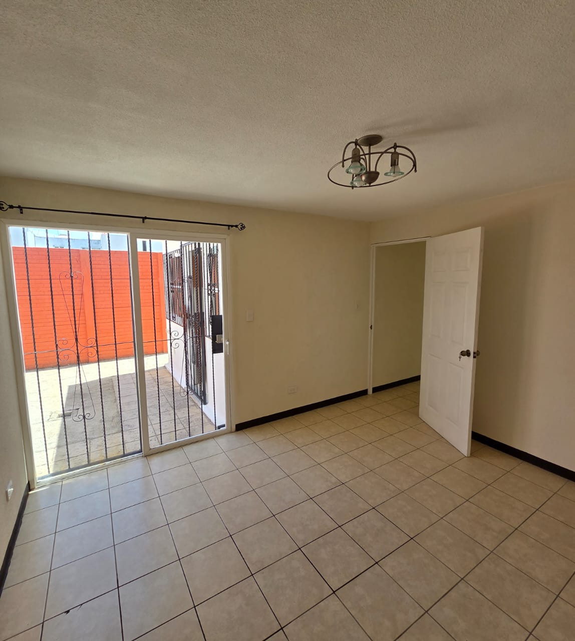 Venta de Casa o Casas, Terrenos, Propiedades, Apartamentos, Inmuebles en Guatemala, zona 11, zona 7, zona 2, zona 18, zona 16, Mixco, Carretera Al Salvador, Fraijanes, Santa Catarina Pinula, Antigua Guatemala, Villa Nueva, Villa Canales, San Miguel Petapa - Venta o Alquiler de Casas En Guatemala