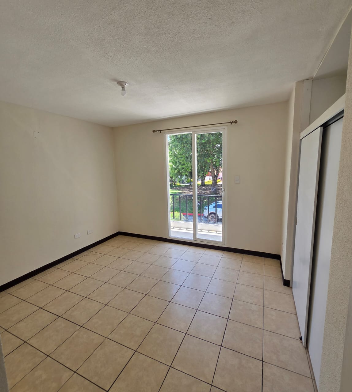 Venta de Casa o Casas, Terrenos, Propiedades, Apartamentos, Inmuebles en Guatemala, zona 11, zona 7, zona 2, zona 18, zona 16, Mixco, Carretera Al Salvador, Fraijanes, Santa Catarina Pinula, Antigua Guatemala, Villa Nueva, Villa Canales, San Miguel Petapa - Venta o Alquiler de Casas En Guatemala