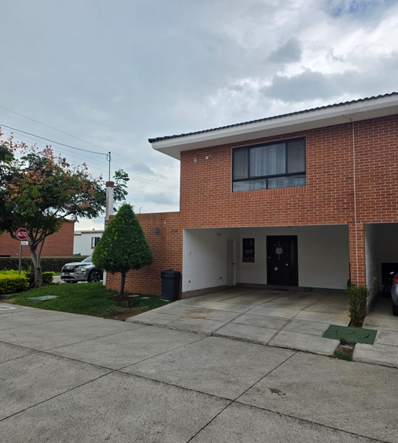Venta de Casa o Casas, Terrenos, Propiedades, Apartamentos, Inmuebles en Guatemala, zona 11, zona 7, zona 2, zona 18, zona 16, Mixco, Carretera Al Salvador, Fraijanes, Santa Catarina Pinula, Antigua Guatemala, Villa Nueva, Villa Canales, San Miguel Petapa - Venta o Alquiler de Casas En Guatemala