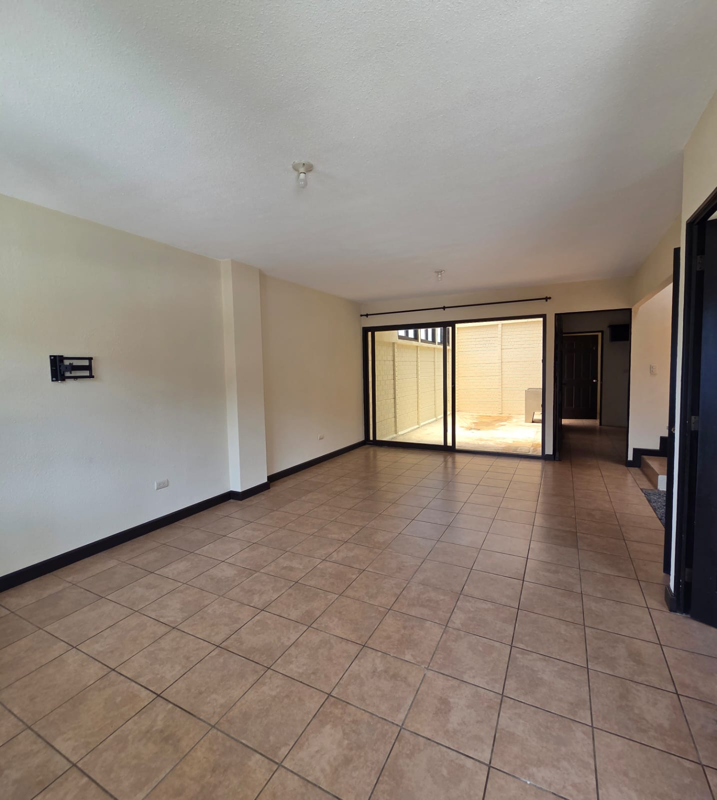 Venta de Casa o Casas, Terrenos, Propiedades, Apartamentos, Inmuebles en Guatemala, zona 11, zona 7, zona 2, zona 18, zona 16, Mixco, Carretera Al Salvador, Fraijanes, Santa Catarina Pinula, Antigua Guatemala, Villa Nueva, Villa Canales, San Miguel Petapa - Venta o Alquiler de Casas En Guatemala