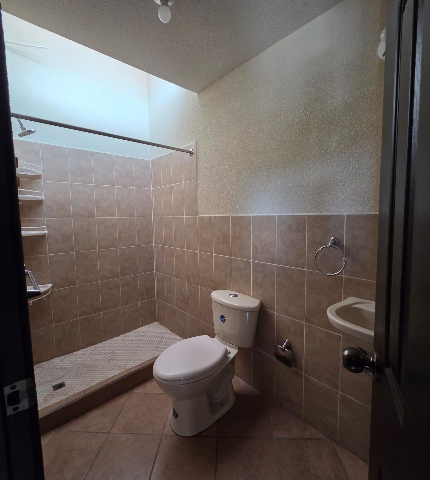 Venta de Casa o Casas, Terrenos, Propiedades, Apartamentos, Inmuebles en Guatemala, zona 11, zona 7, zona 2, zona 18, zona 16, Mixco, Carretera Al Salvador, Fraijanes, Santa Catarina Pinula, Antigua Guatemala, Villa Nueva, Villa Canales, San Miguel Petapa - Venta o Alquiler de Casas En Guatemala