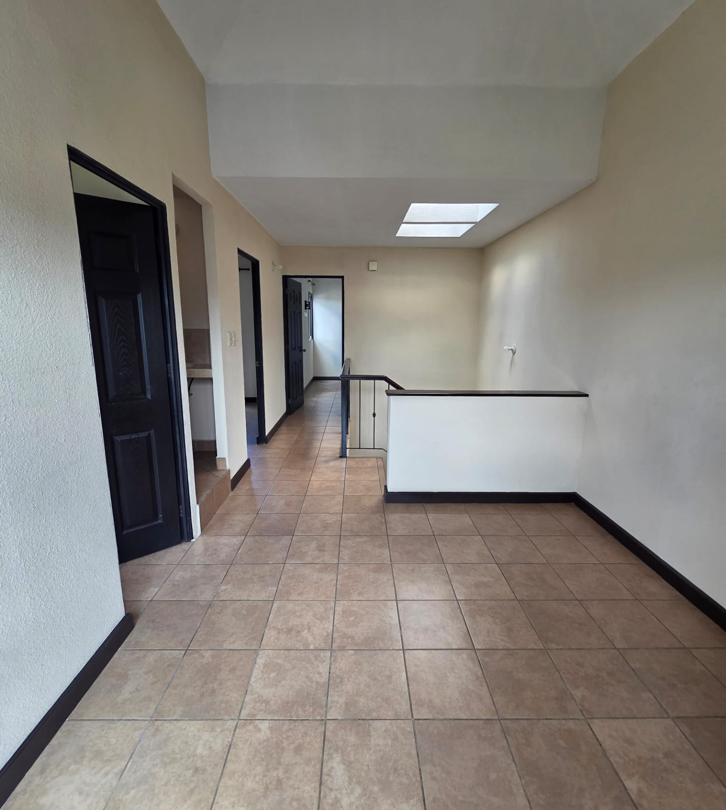 Venta de Casa o Casas, Terrenos, Propiedades, Apartamentos, Inmuebles en Guatemala, zona 11, zona 7, zona 2, zona 18, zona 16, Mixco, Carretera Al Salvador, Fraijanes, Santa Catarina Pinula, Antigua Guatemala, Villa Nueva, Villa Canales, San Miguel Petapa - Venta o Alquiler de Casas En Guatemala