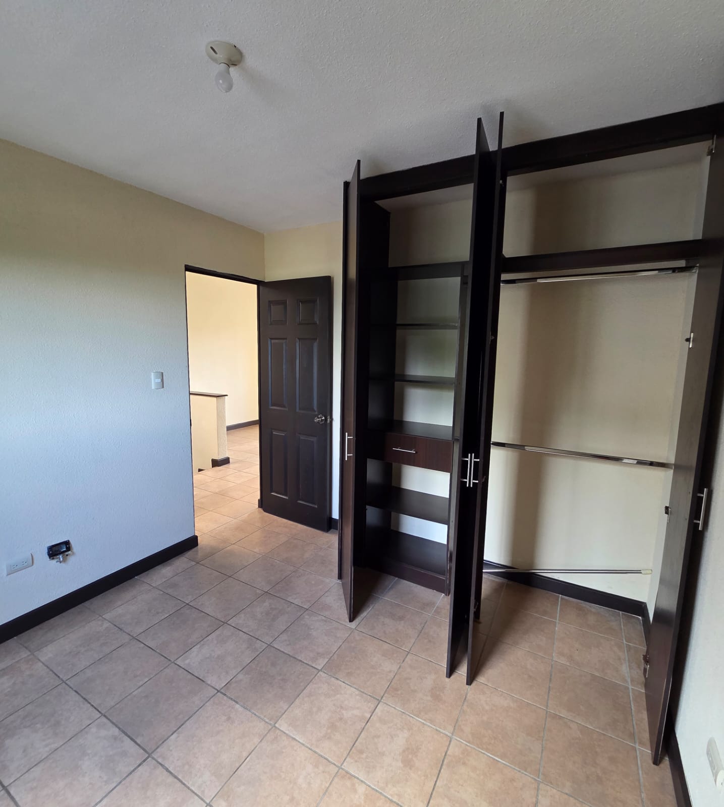 Venta de Casa o Casas, Terrenos, Propiedades, Apartamentos, Inmuebles en Guatemala, zona 11, zona 7, zona 2, zona 18, zona 16, Mixco, Carretera Al Salvador, Fraijanes, Santa Catarina Pinula, Antigua Guatemala, Villa Nueva, Villa Canales, San Miguel Petapa - Venta o Alquiler de Casas En Guatemala