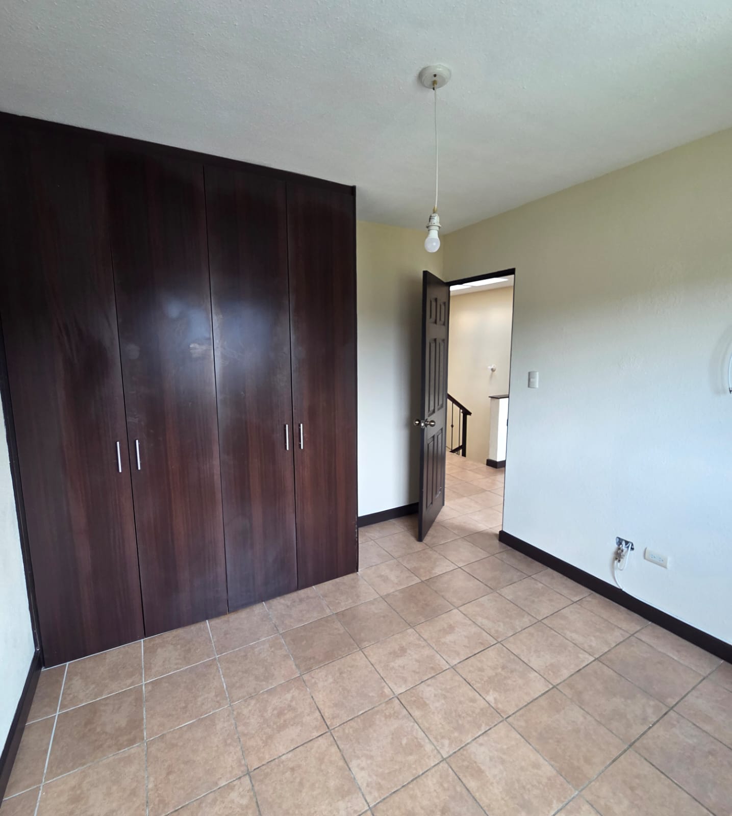 Venta de Casa o Casas, Terrenos, Propiedades, Apartamentos, Inmuebles en Guatemala, zona 11, zona 7, zona 2, zona 18, zona 16, Mixco, Carretera Al Salvador, Fraijanes, Santa Catarina Pinula, Antigua Guatemala, Villa Nueva, Villa Canales, San Miguel Petapa - Venta o Alquiler de Casas En Guatemala