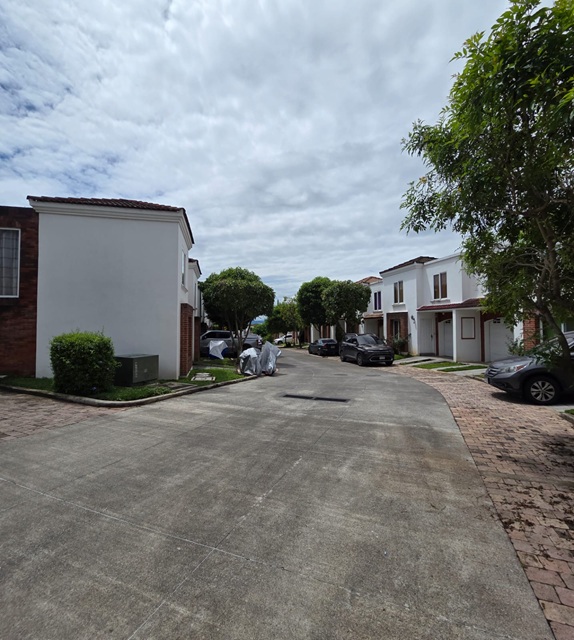 Venta de Casa o Casas, Terrenos, Propiedades, Apartamentos, Inmuebles en Guatemala, zona 11, zona 7, zona 2, zona 18, zona 16, Mixco, Carretera Al Salvador, Fraijanes, Santa Catarina Pinula, Antigua Guatemala, Villa Nueva, Villa Canales, San Miguel Petapa - Venta o Alquiler de Casas En Guatemala