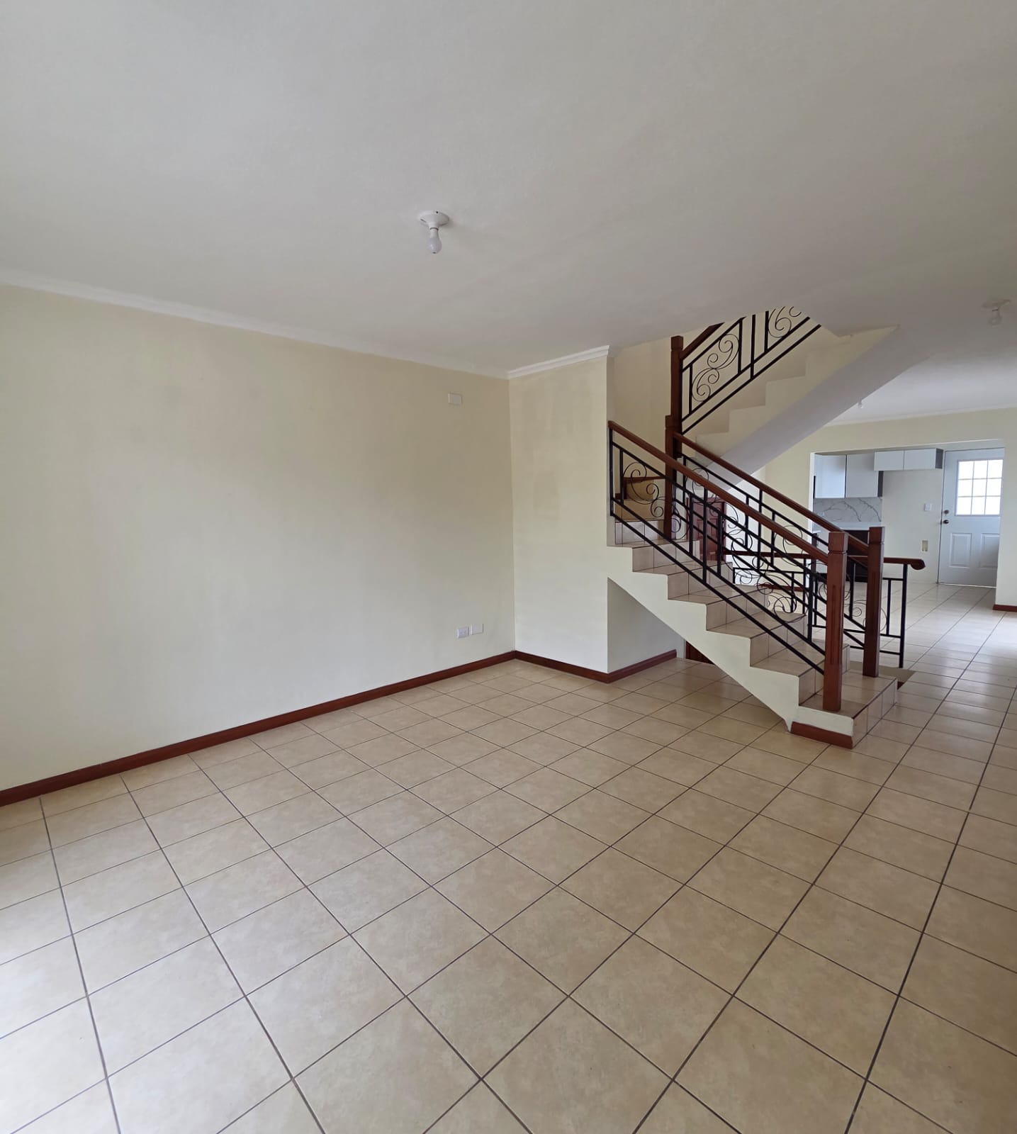 Venta de Casa o Casas, Terrenos, Propiedades, Apartamentos, Inmuebles en Guatemala, zona 11, zona 7, zona 2, zona 18, zona 16, Mixco, Carretera Al Salvador, Fraijanes, Santa Catarina Pinula, Antigua Guatemala, Villa Nueva, Villa Canales, San Miguel Petapa - Venta o Alquiler de Casas En Guatemala