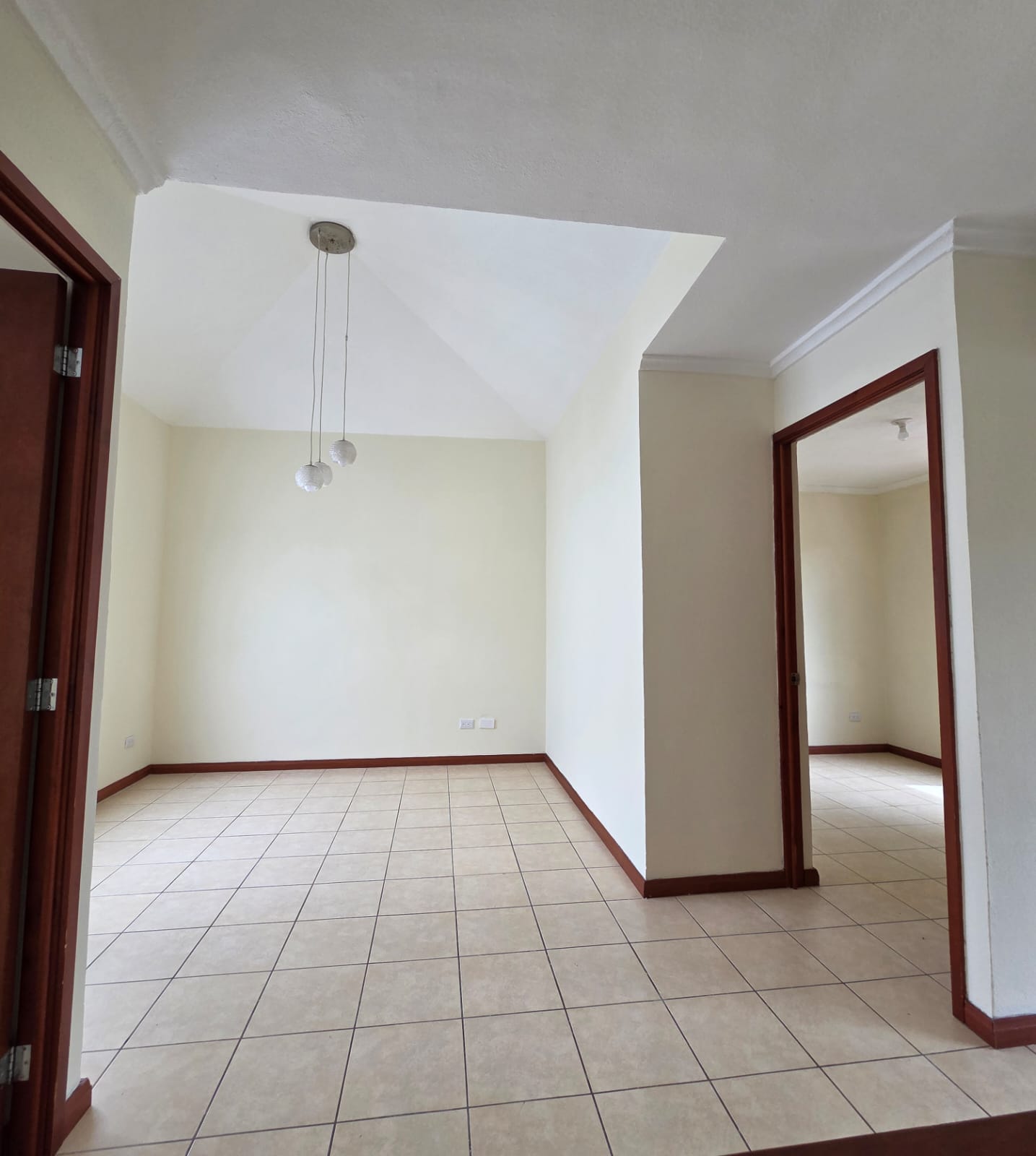 Venta de Casa o Casas, Terrenos, Propiedades, Apartamentos, Inmuebles en Guatemala, zona 11, zona 7, zona 2, zona 18, zona 16, Mixco, Carretera Al Salvador, Fraijanes, Santa Catarina Pinula, Antigua Guatemala, Villa Nueva, Villa Canales, San Miguel Petapa - Venta o Alquiler de Casas En Guatemala