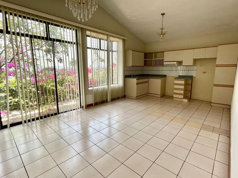 Venta de Casa o Casas, Terrenos, Propiedades, Apartamentos, Inmuebles en Guatemala, zona 11, zona 7, zona 2, zona 18, zona 16, Mixco, Carretera Al Salvador, Fraijanes, Santa Catarina Pinula, Antigua Guatemala, Villa Nueva, Villa Canales, San Miguel Petapa - Venta o Alquiler de Casas En Guatemala